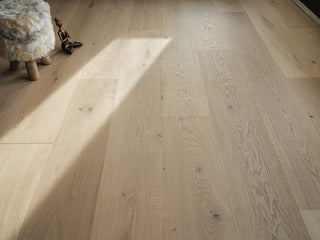 260OAK Varmvit – i dagsljus vid ett bord